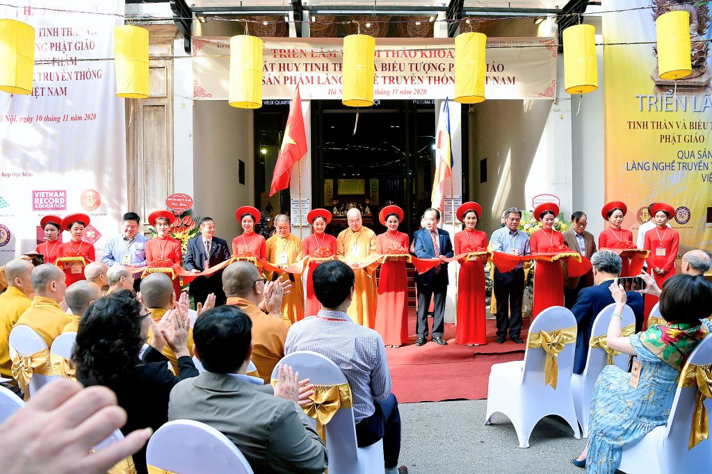 Cắt băng khai mạc triển lãm