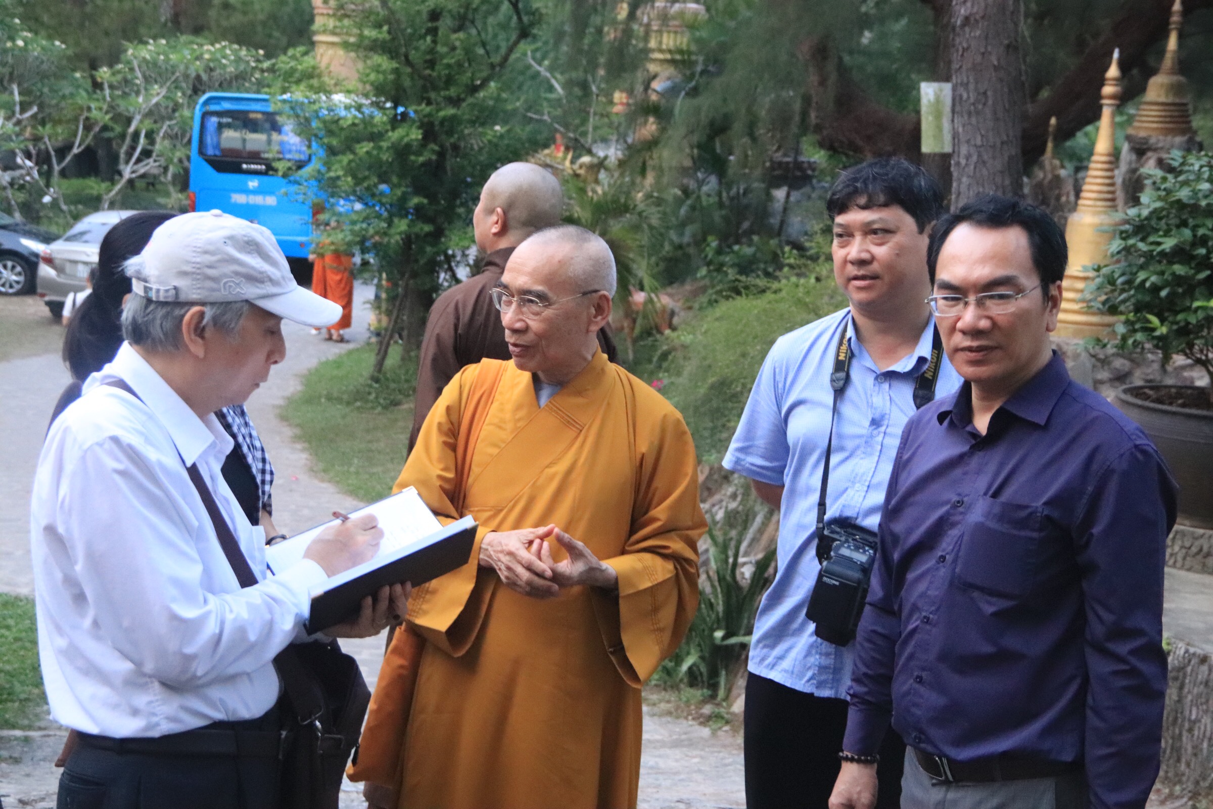 Đoàn làm việc tại Chùa Thiền Lâm (Tp. Huế)